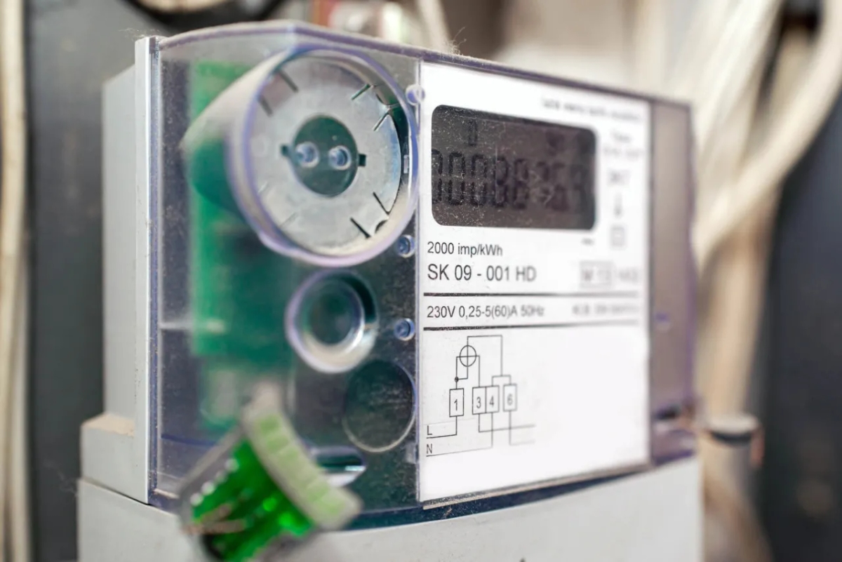 Jak odczytać licznik prądu dwukierunkowy i uniknąć błędów w pomiarze