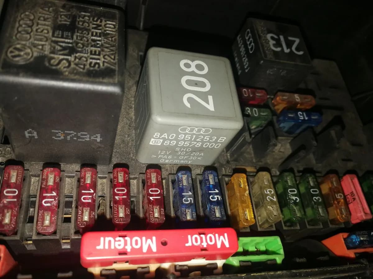 Gdzie są bezpieczniki w Audi 80 B4? Odkryj ich lokalizację i funkcje