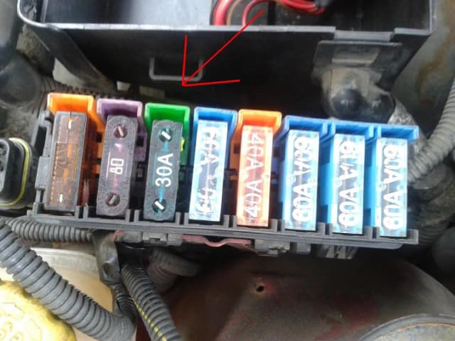 Bezpieczniki w Opel Astra G: Gdzie ich szukać, aby uniknąć problemów?