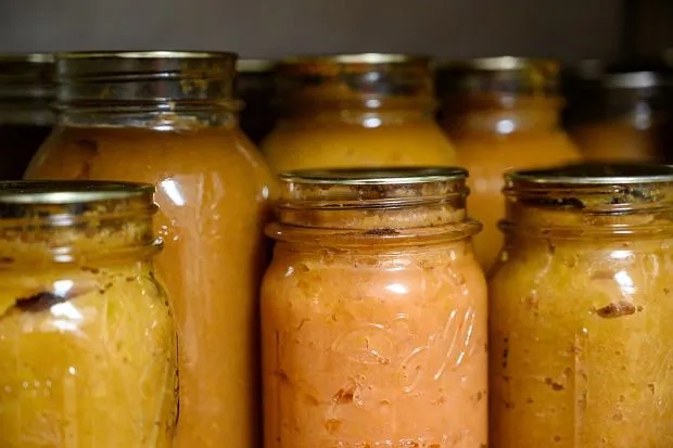 Jak zagotować słoiki w piekarniku, aby uniknąć psucia przetworów