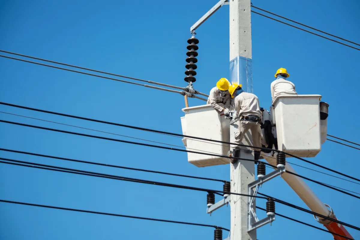 Ile zarabia pomocnik elektryka? Zaskakujące fakty o wynagrodzeniach