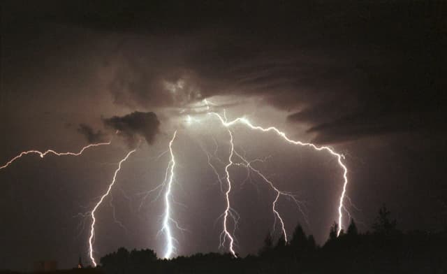 Co nazywamy prądem elektrycznym? Prosta definicja i przykłady