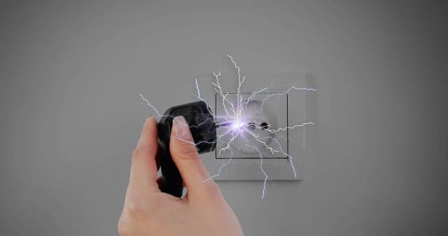 Dlaczego człowiek kopie prądem? Odkryj przyczyny i sposoby na to