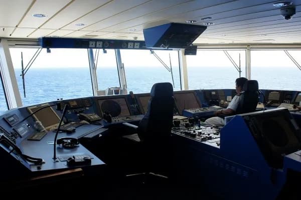 Ile zarabia elektryk na statku? Odkryj ukryte czynniki wpływające na wynagrodzenie