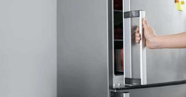 Kiedy lodówka pobiera więcej prądu i jak uniknąć wysokich rachunków