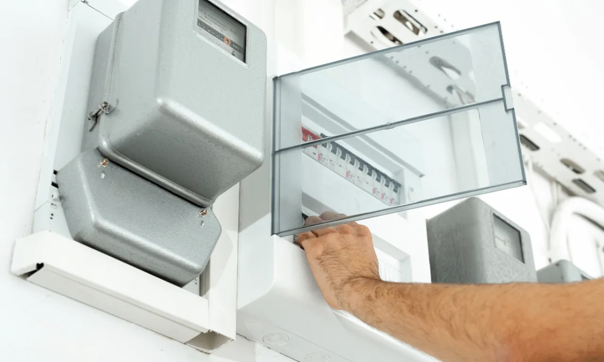 Jak podłączyć bezpiecznik 1 fazowy bez ryzyka błędów i awarii